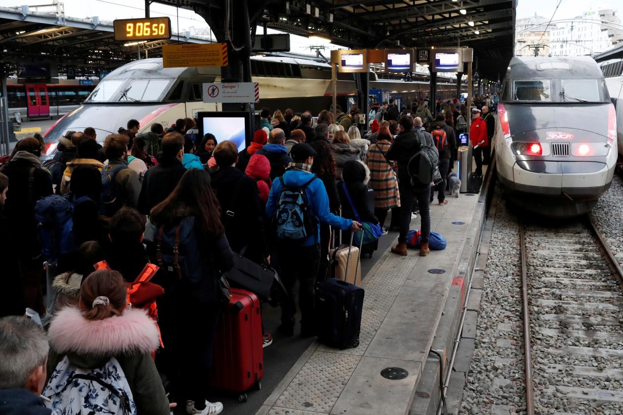 Štrajkaju vozači vlakova i javnog gradskog prijevoza –  u Parizu je prometni kolaps