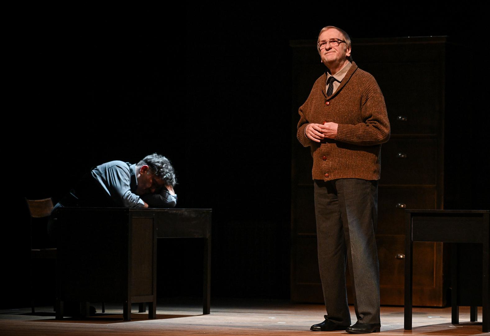 Projekt je nastao u suradnji Gavelle i Gradskog kazališta Bjelovar, a redateljski dvojac Nina Kleflin i Bogdan Diklić spojio je Mihićeve tekstove "Gospodin Foka" i "Siroti mali hrčki" u jedinstvenu kazališnu cjelinu koja publiku istodobno nasmijava, ali i potiče na razmišljanje o međuljudskim odnosima, izolaciji i potrebi za bliskošću.

