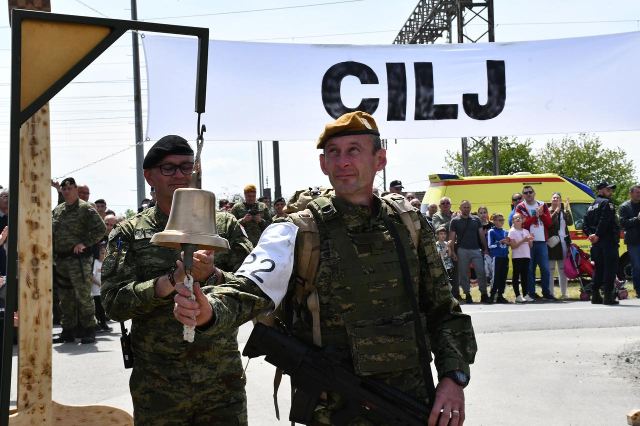 Atraktivne vježbe HV-a i policije na stadionu u Okučanima uz nastup akrobatske grupe HRZ-a „Krila Oluje“