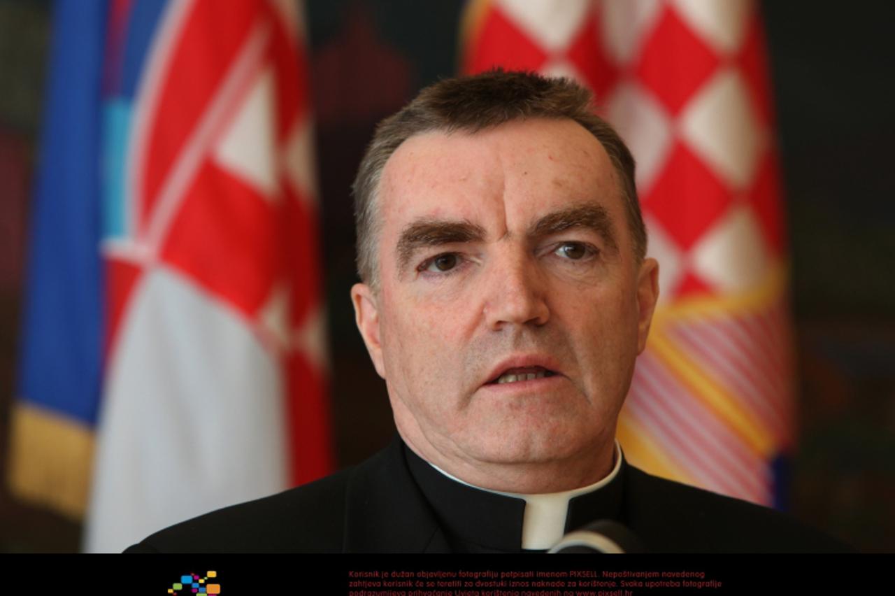'29.10.2010., Zagreb -   Pantovcak, Ured predsjednika RH. Predsjednik RH Ivo Josipovic primio je u posjet Kardinala Josipa Bozanic i Mons. Marina Srakica predsjednika HBK kojom prilikom je objavljen d