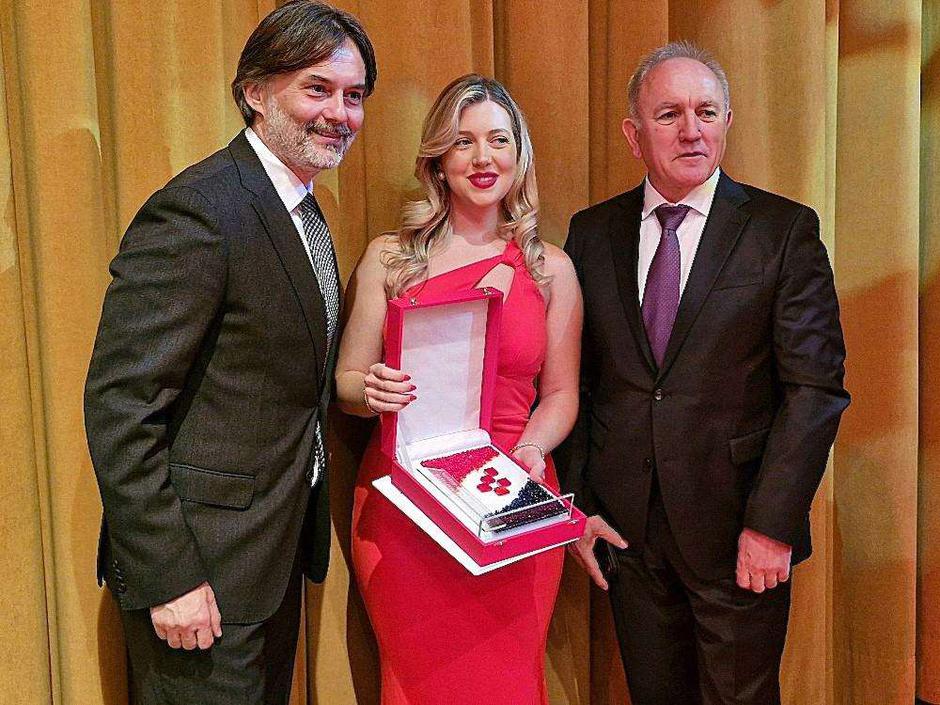 Glavni urednik Večernjeg lista Dražen Klarić, dobitnica nagrade iz Kanade Katarina Moguš i organizator Stipe Puđa