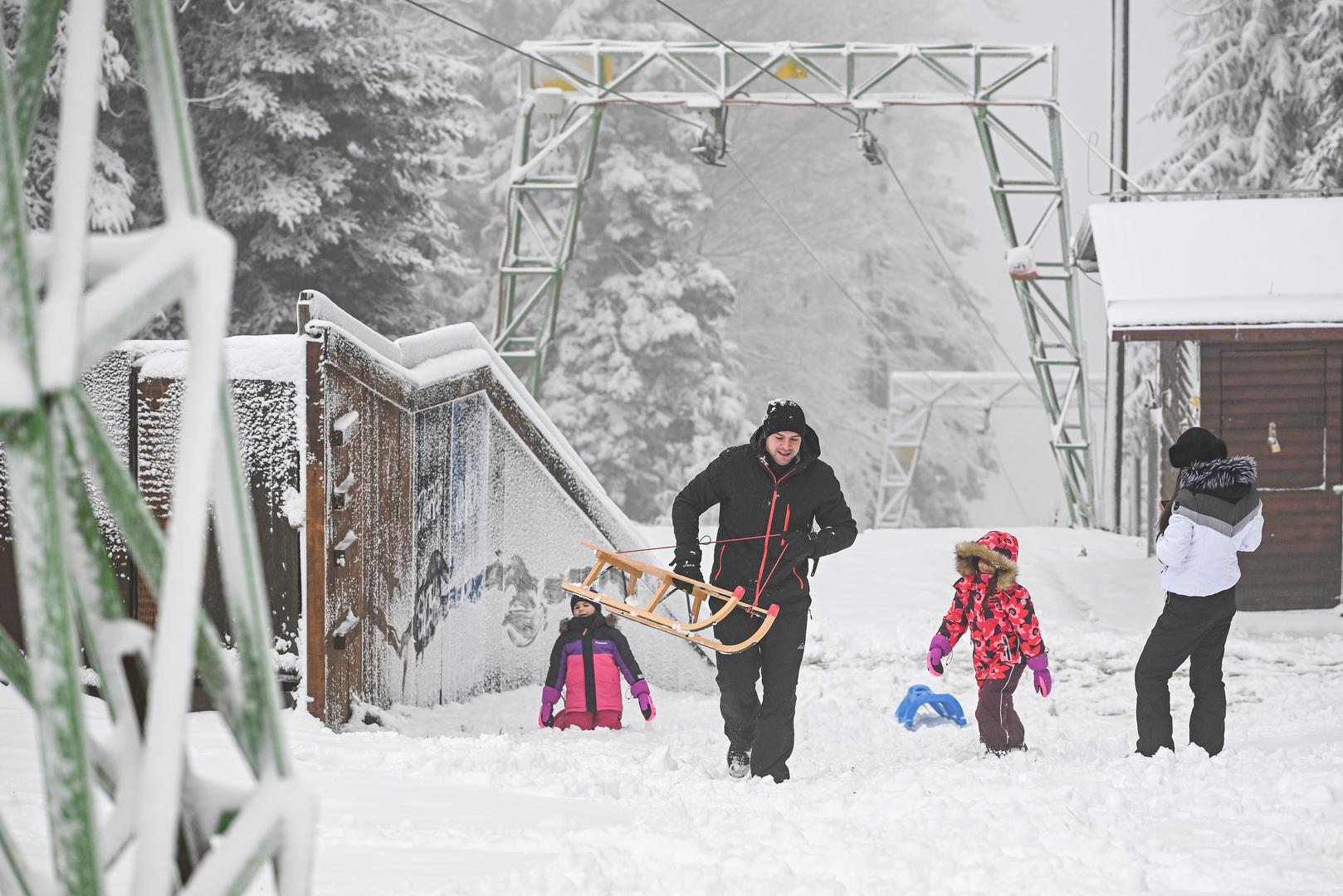 Staze, livade i šuma prekriveni su tankim bijelim pokrivačem, a temperatura se spustila dovoljno nisko da se snijeg zadrži