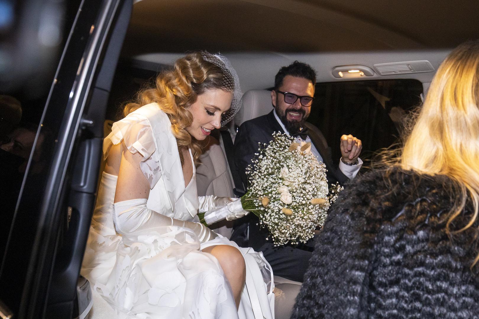 Hana je nosila vintage vjenčanicu, elegantne rukavice i ukras za kosu, a Grašo je blistao u tamnom odijelu s leptir mašnom.