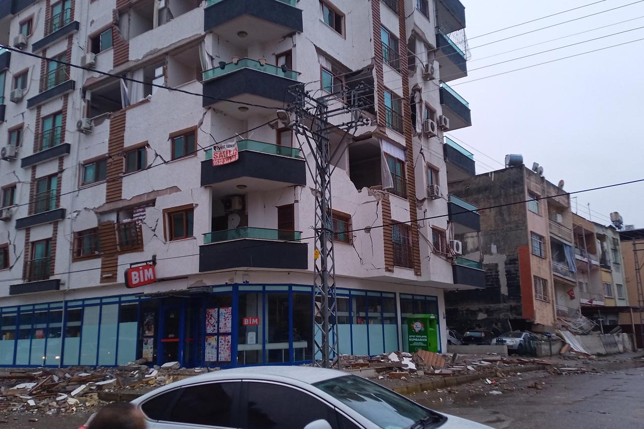 Stotine mrtvih u snažnom potresu koji je pogodio Tursku i Siriju