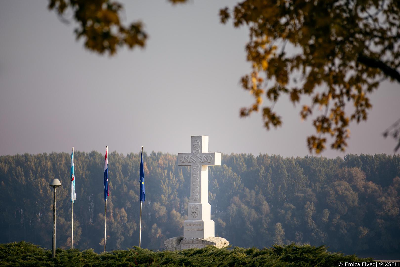 27.10.2021., Vukovar - Vukovar-mjesto posebnog domovinskog pijeteta. Blizi se 30. godisnjica okupacije Vukovara i suzivot se polako vraca u ovaj grad iako su ratne rane jos uvijek prisutne. U samom centru grada vidljivi su kontrasti obnovljenih i neobnovljenih zgrada. Bijeli kriz na uscu Vuke u Dunav, podignut je kao spomenik za sve one koji su svoj zivot dali za slobodnu i neovisnu Hrvatsku.