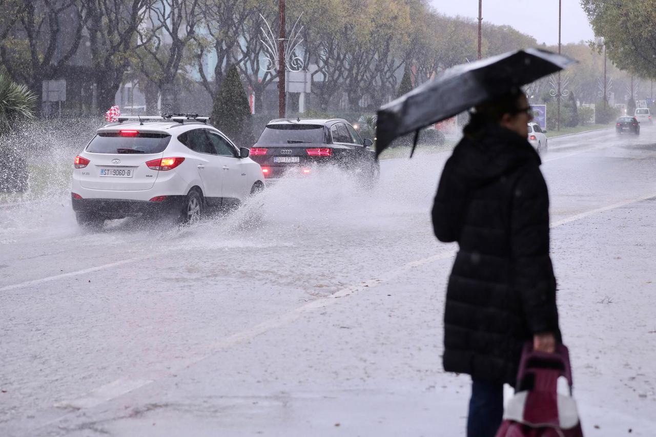 Zbog obilne kiše u Splitu su poplavljene prometnice i nogostupi