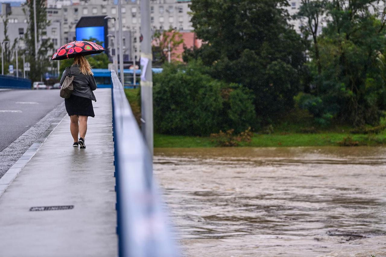 Zagreb: Zbog kiša porastao vodostaj Save koja se izlila iz korita