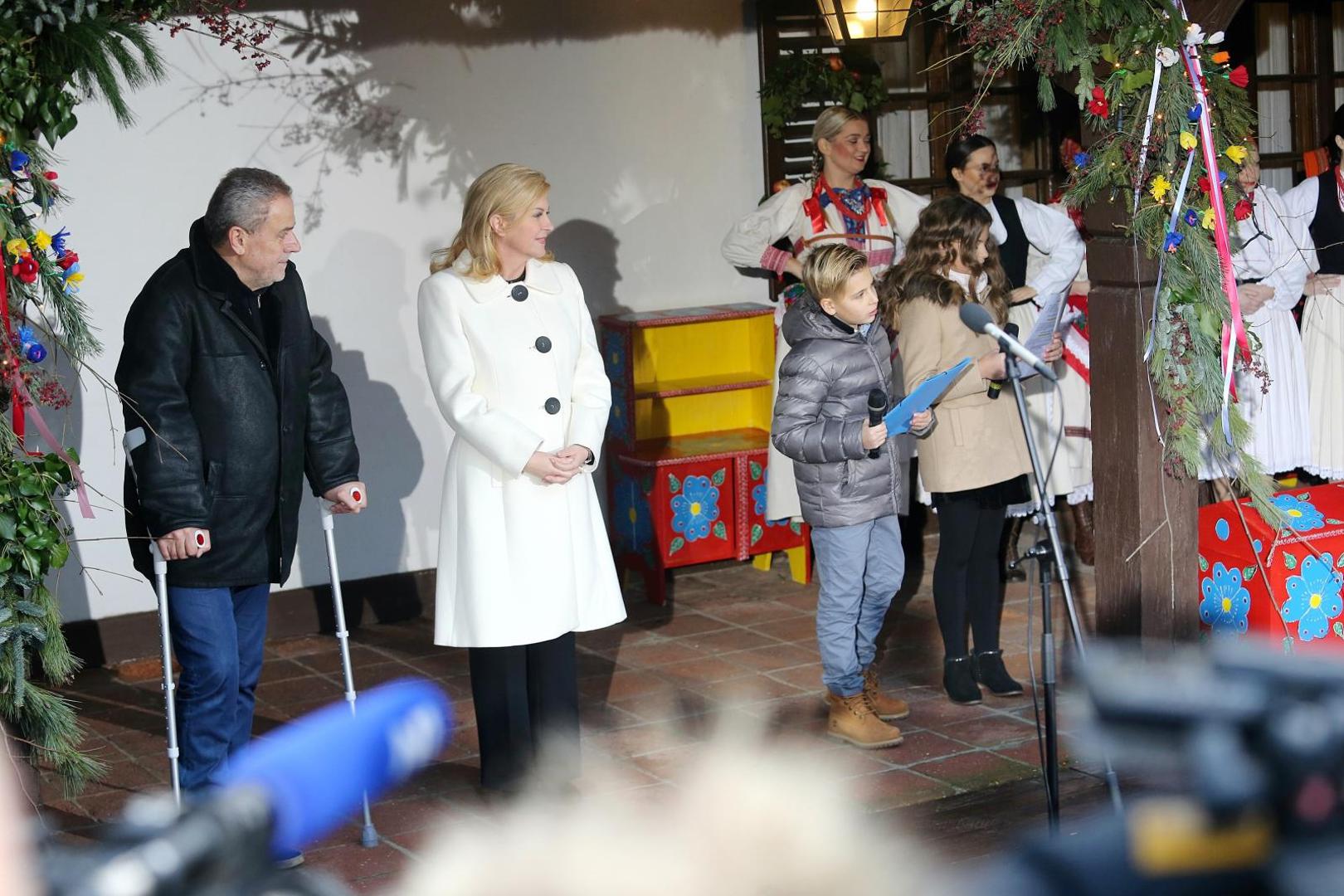 Vila Prekrižje ponovno otvara svoja vrata kako bi posjetitelji ekskluzivno tijekom Adventa u Zagrebu mogli posjetiti vilu u svoj ljepoti njezina tradicijskog, blagdanskog izdanja, te uživati u prigodnim glazbenim programima objavljeno je na Facebook stranici predsjednice.