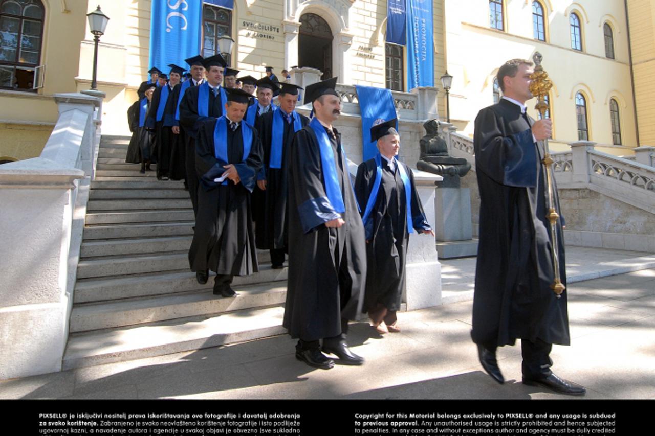 '14.06.2009.,Zagreb - Ispred sveucilista, trga Marsala Tita, povorka 152 doktora znanosti do HNK Photo: Matija Habljak/Vecernji list'