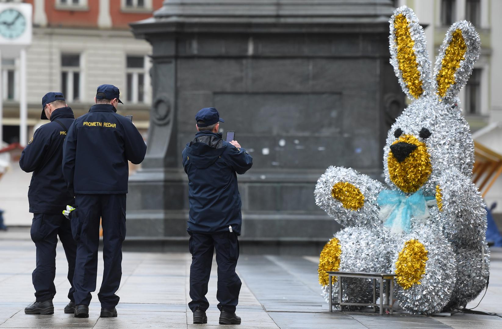 01.04.2018., Zagreb - Blagdanski ukrasi, zec, pilići, košarica s jajima, osvježili su izgled Trga bana Jelačića te su se turisti, prolaznici, ali i prometni redari, fotografirali s njima.