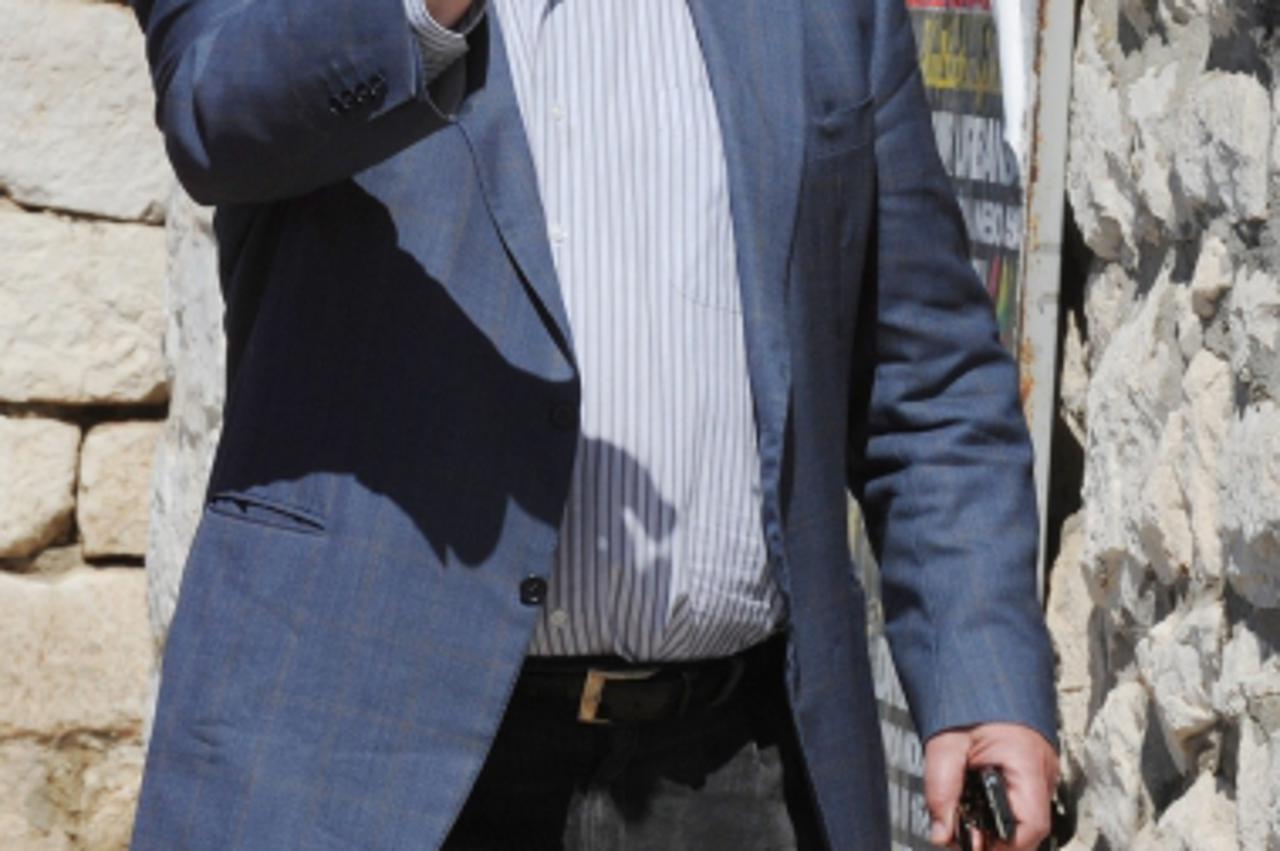 '01.04.2013., Sibenik - Suncan dan Ivan Jakovcic, Istarski zupan i predsjednik IDS-a,  iskorsitio za setnju Sibenikom sa Dubravkom Svetlicic. Photo: Hrvoje Jelavic/PIXSELL'