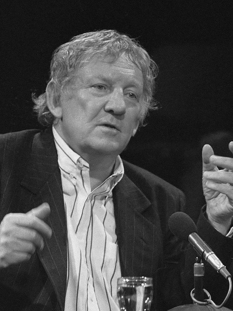 Claus je bio pjesnik, romanopisac, dramatičar, slikar, scenarist i redatelj, a njegovo se najpoznatije djelo, roman The Sorrow of Belgium, smatra jednim od ključnih flamanskih romana 20. stoljeća.