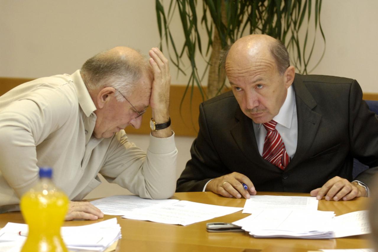 'slavonija-23.10.2008.beli manastir,hrvatska,sjednica gradskog poglavarstva grada belog manastira,tajnik belog manastira josip kompanovic i gradonacelnik davorin bubalovic. Photo: Davor Javorovic/Vece