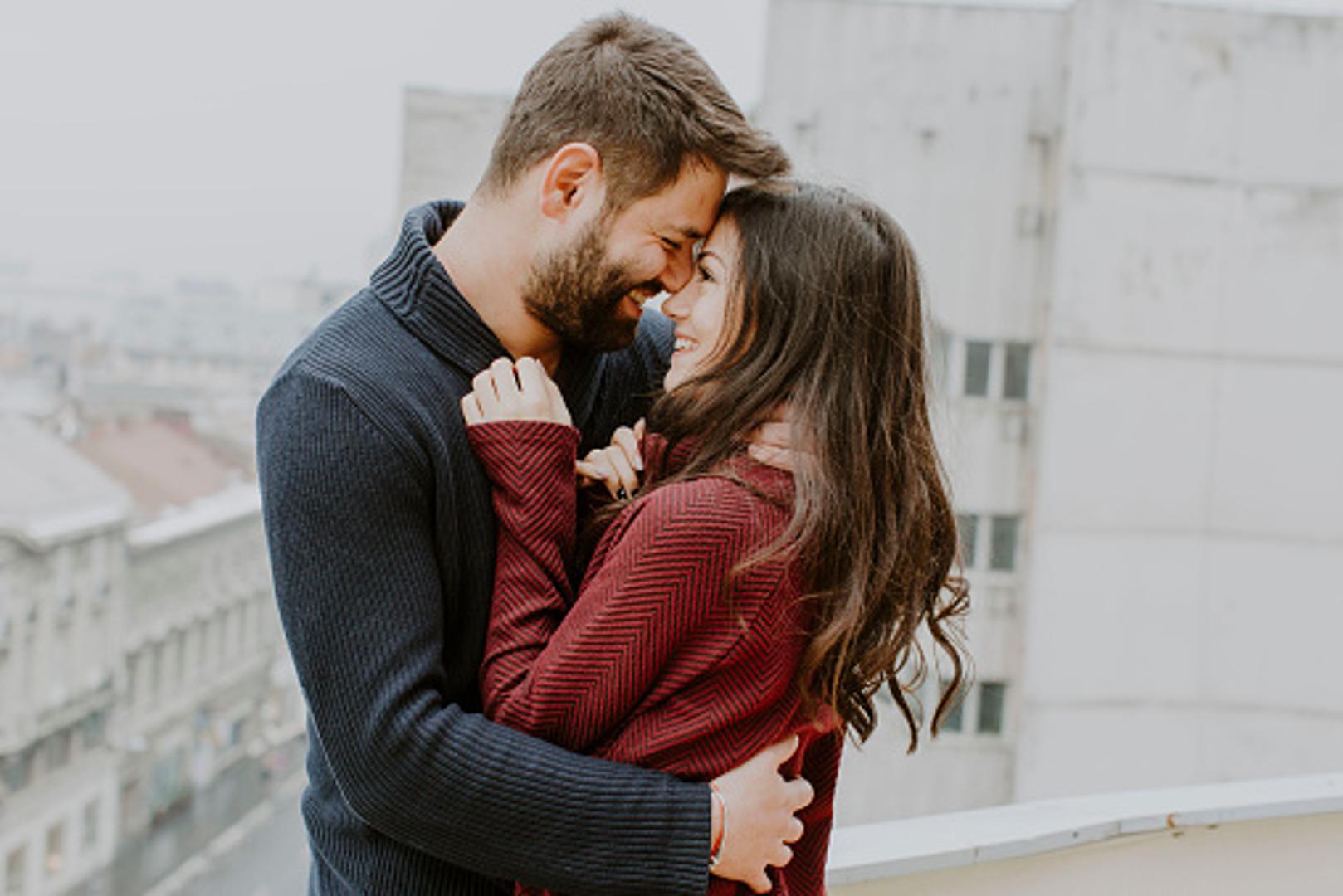 Vaga - Voli romantiku i traži da partner cijeni trud koji ulažu u vezu. Jedna od najromantičnijih stvari koju možete napraviti za vagu jest da napišete romantično pismo u kojem ćete navesti zašto je volite i zašto je vaša veza tako posebna. 