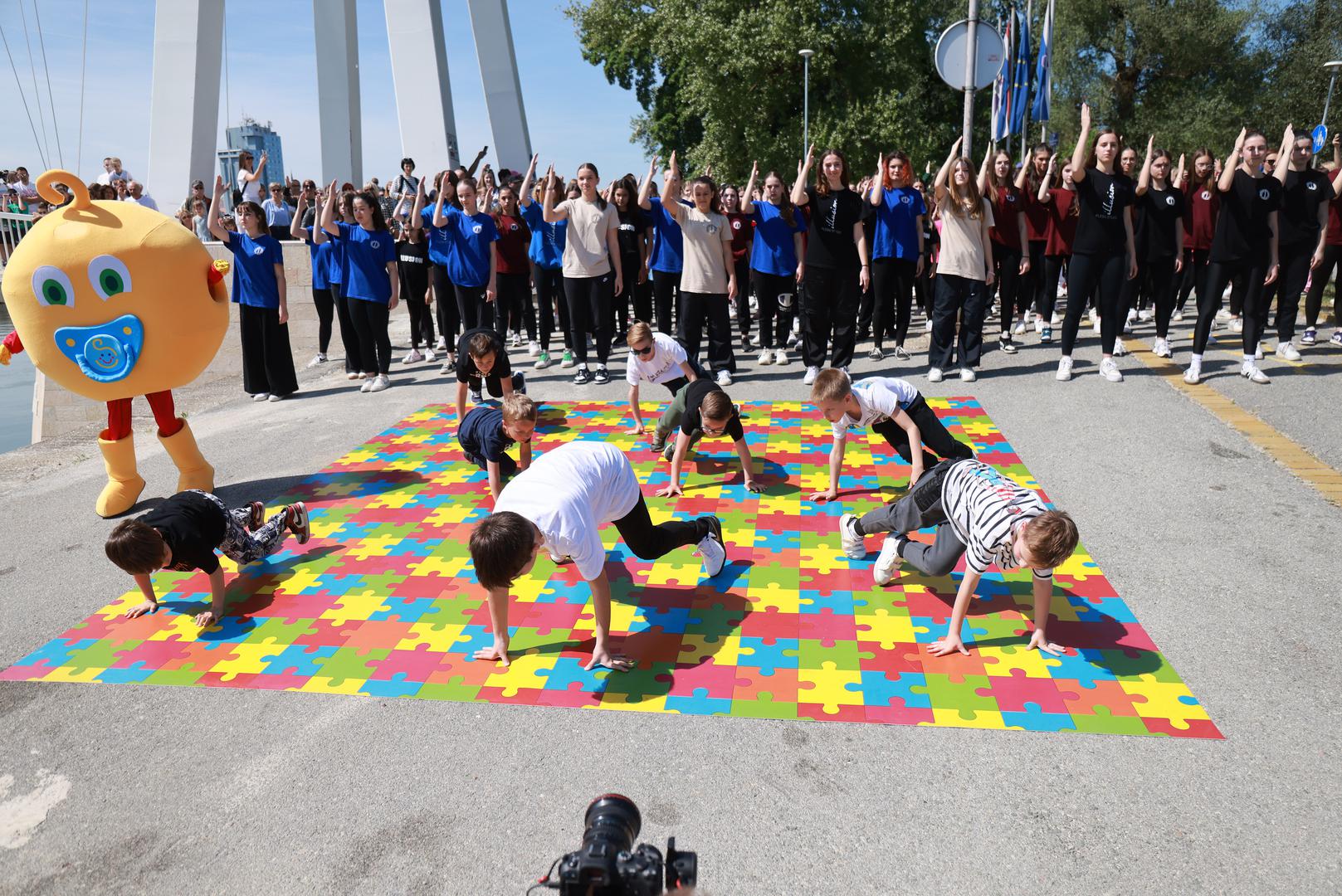 Osječani su zaplesali na Pješačkom mostu