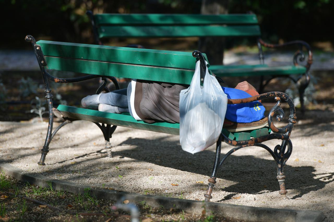 Šibenik: Besku?nik odmara na klupi u gradskom parku
