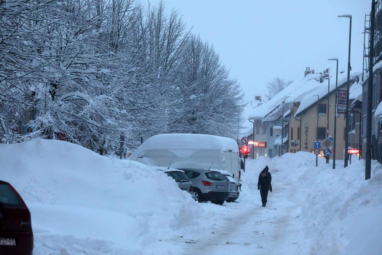 23.01.2023., Kupjak, Zalesina, Delnice - Velike kolicine snijega otezavaju zivot Goranima i putnicima u cestovnom i zeljeznickom prometu.  Photo: Goran Kovacic/PIXSELL