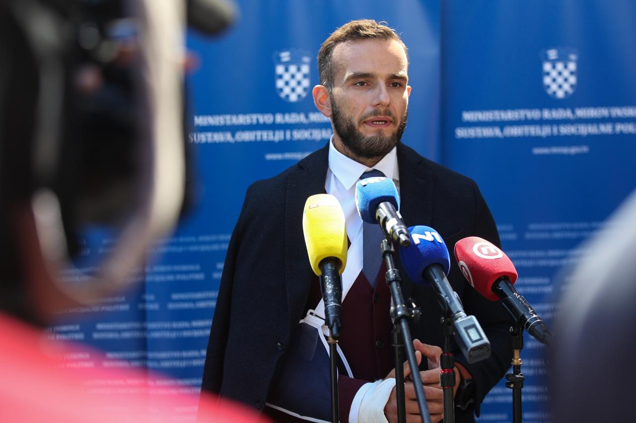 Zagreb: Josip Aladrović uručio 28 ugovora u vrijednosti 22,5 milijuna kuna