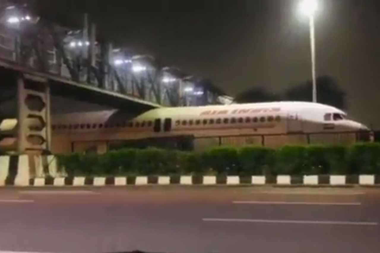 Avion zapeo ispod pješačkog mosta