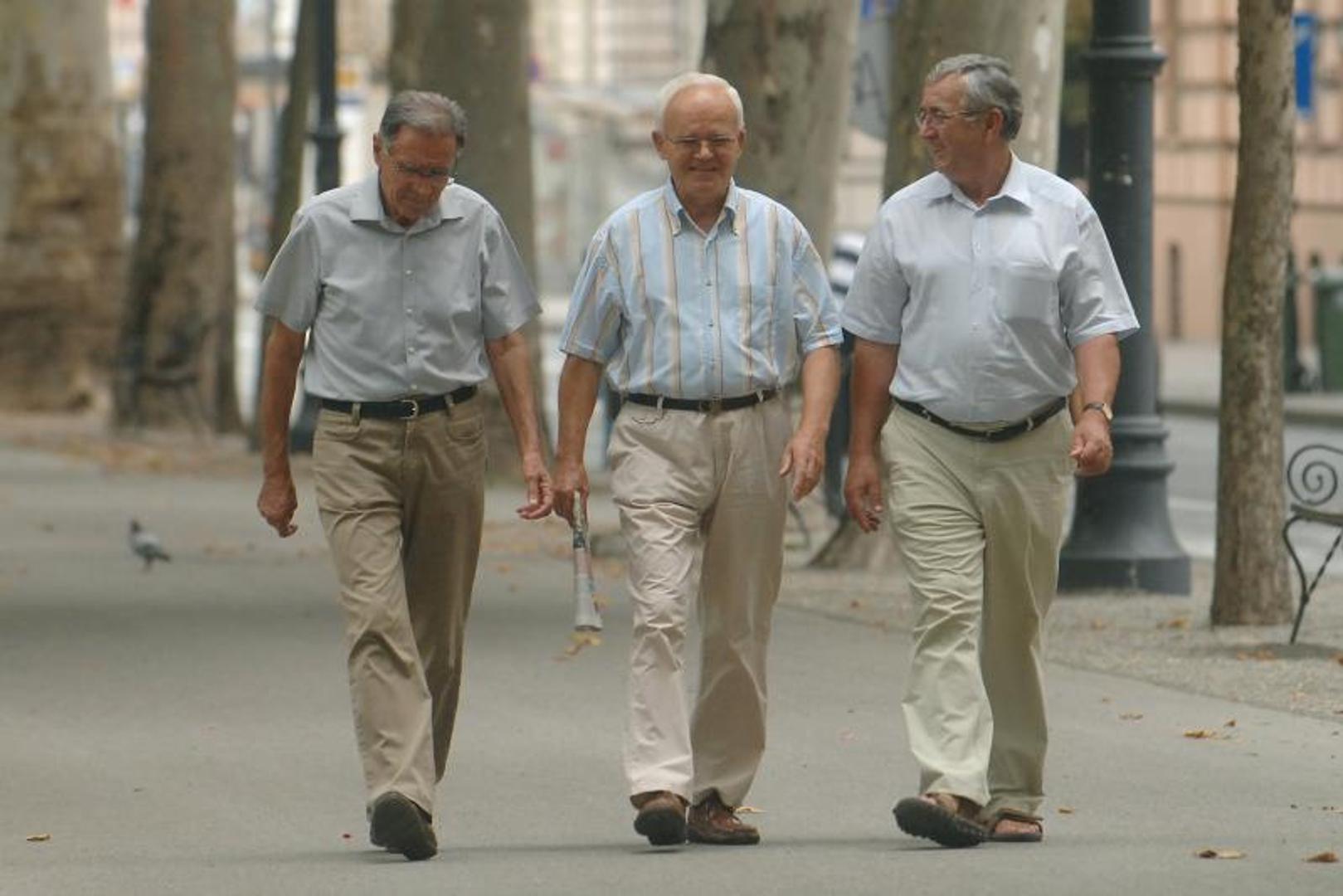Ako hodate dulje od jednog sata, i rezultati će biti brži i upečatljiviji. Mijenjajte intenzitet hodanja i pokušajte prevaliti put od 1,5 km u 15 do 20 minuta. Pazite na držanje tijela. Ako imate poteškoća i ne možete pješačiti svaki dan sat vremena, pokušajte održati neki interval od deset minuta hodanja u šest navrata. 
