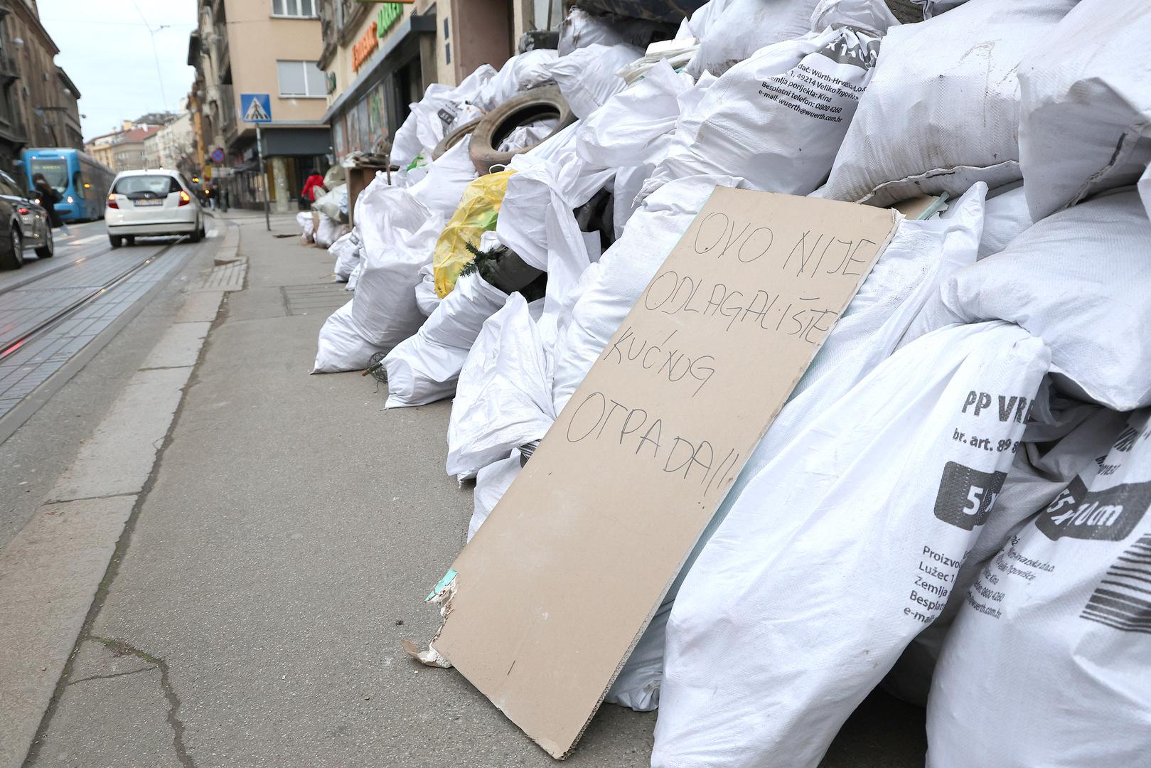 Na hrpi građevinskog šuta i raznog otpada netko je ostavio poruku: “Ovo nije odlagalište kućnog otpada.”