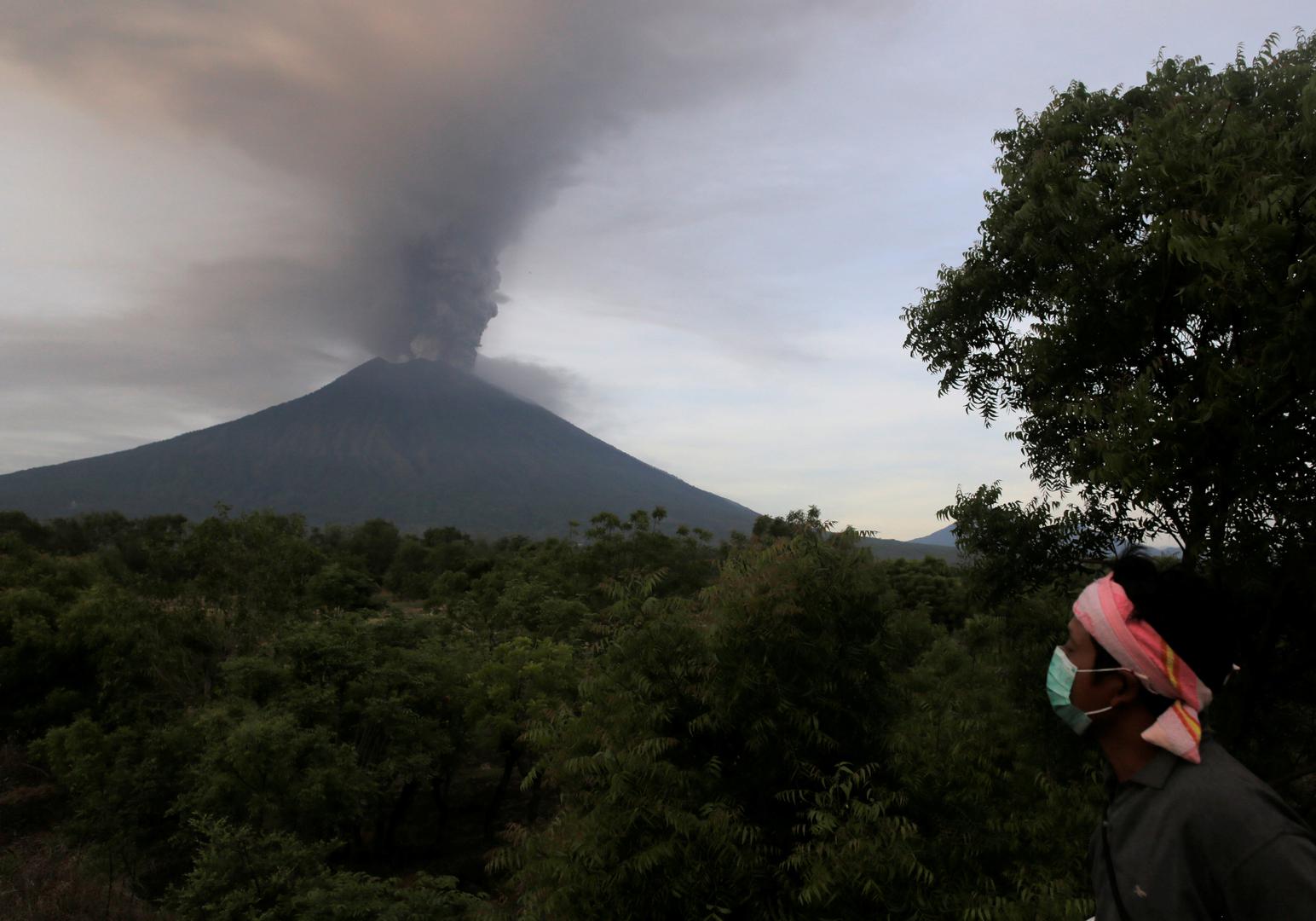 'Razina uzbune od vulkana podignuta je na najvišu razinu', izjavio je visoki dužnosnik nacionalnog centra za vulkanologiju Indonezije Gede Suandika.