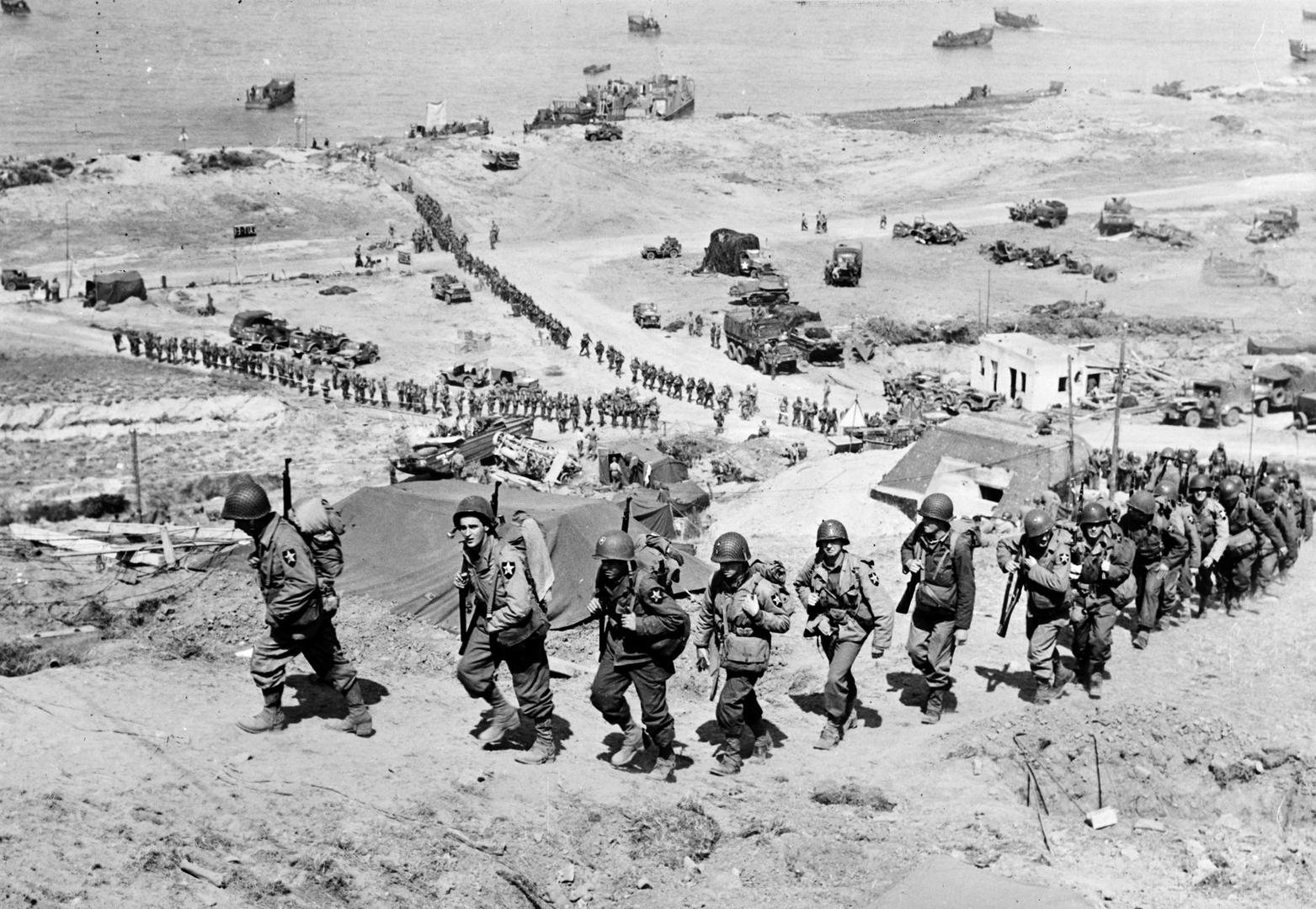 Amerikanci marširaju prema njemačkom bunkeru na brdu