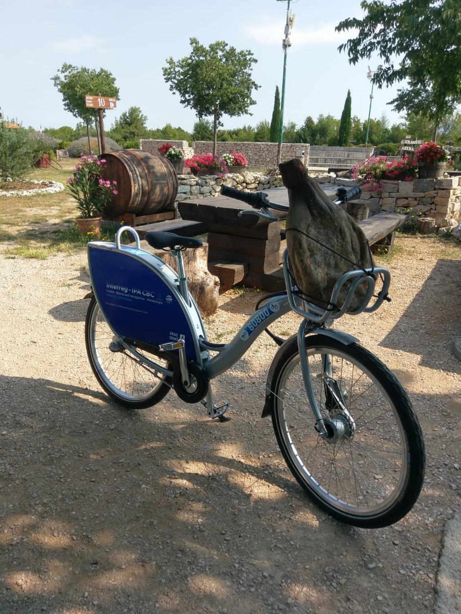 U Drnišu je danas pušten u rad prvi sustav javnih bicikala