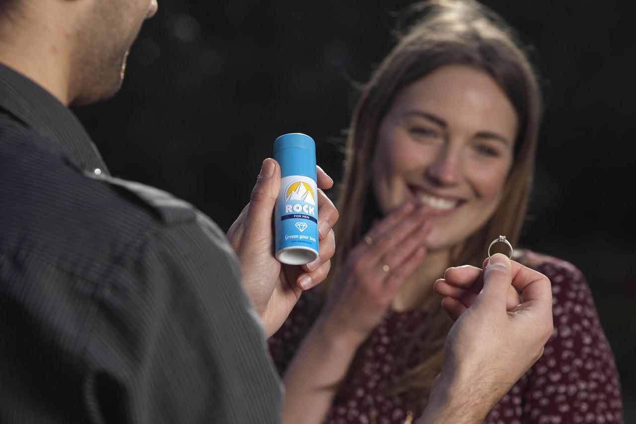 London: Proizvo?a? dezodoransa u ?epu bo?ice izradio pretinac za zaru?ni?ki prsten 