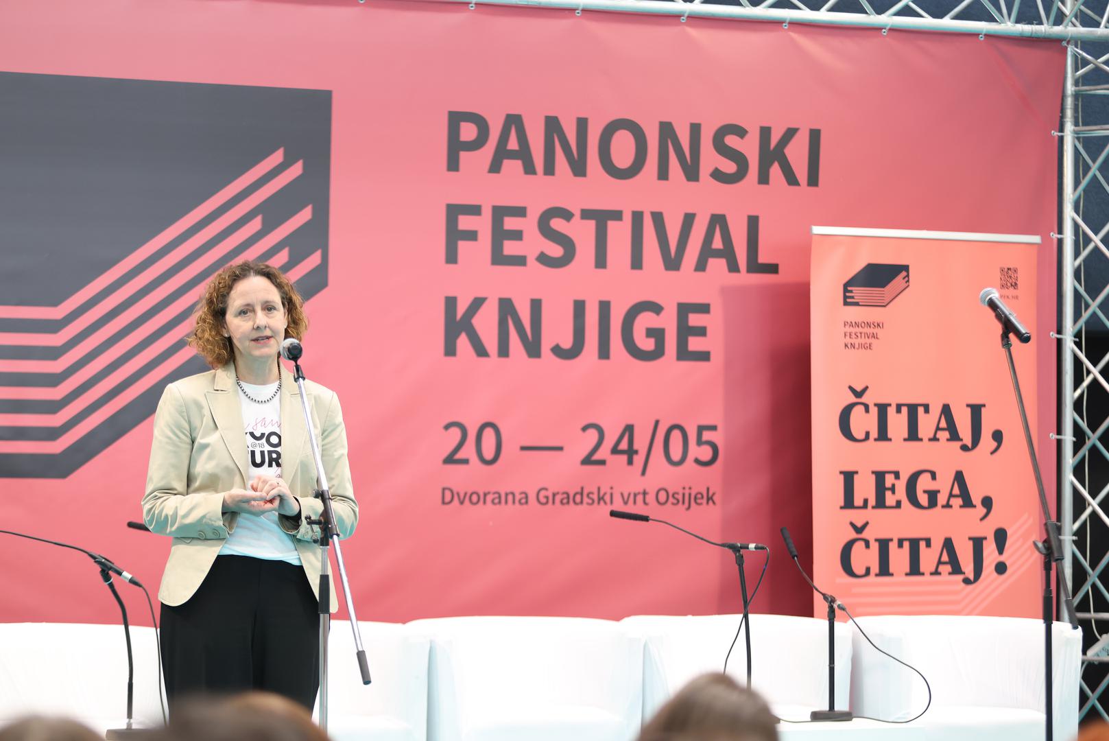 Ministrica je tom prigodom ustvrdila da je ovogodišnji Festival pokazao da se razvija jako dobro da je svake godine sve veći broj izlagača, sve veći broj publike i uz sve raznolikije programe. "Od početka smo zamislili ovaj festival kao festival koji okuplja širu regiju, dakle cijeli ovaj Panonski bazen i susjedne zemlje, ali posebno ove istočne županije", rekla je Obuljen Koržinek. Također je istaknula da sva velika ulaganja ministarstva i strategije poticanja čitanja daju rezultate