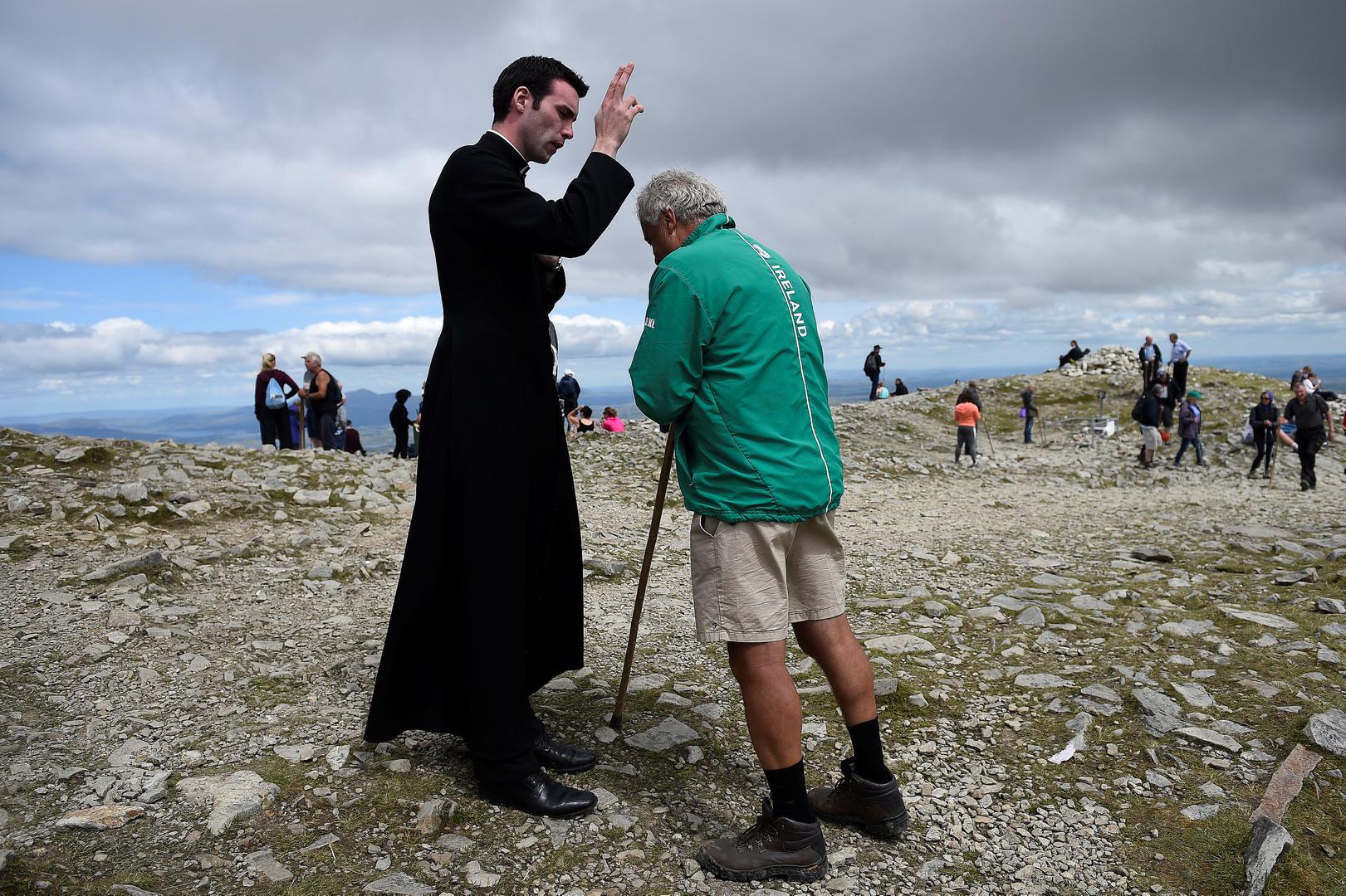 Blagoslov ovog mladog fratra dokazuje da u Irskoj ima još onih kojima je katolička vjera važna, no trend među mladima ide u suprotnom smjeru