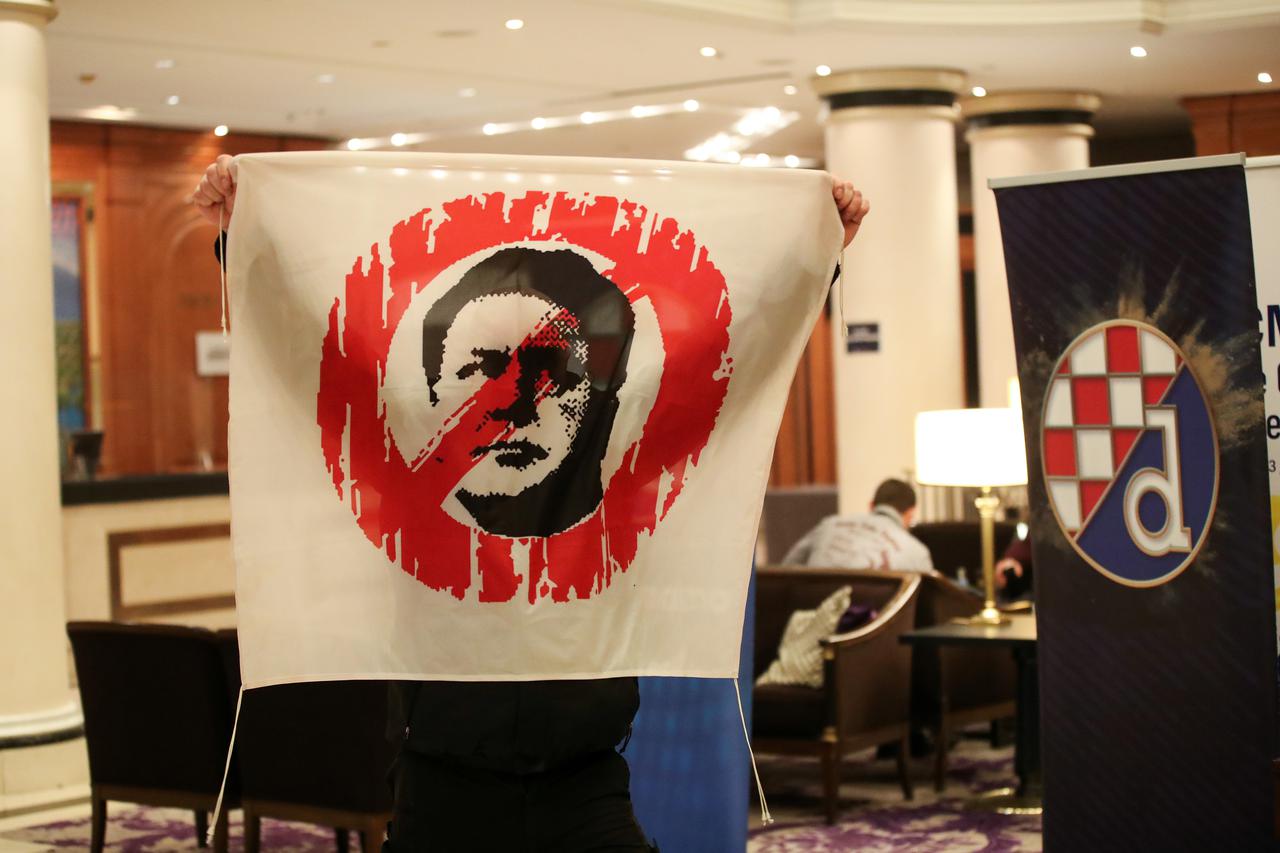 Zagreb: Navijač s prekriženom slikom Zdravka Mamića probio se u hotel 