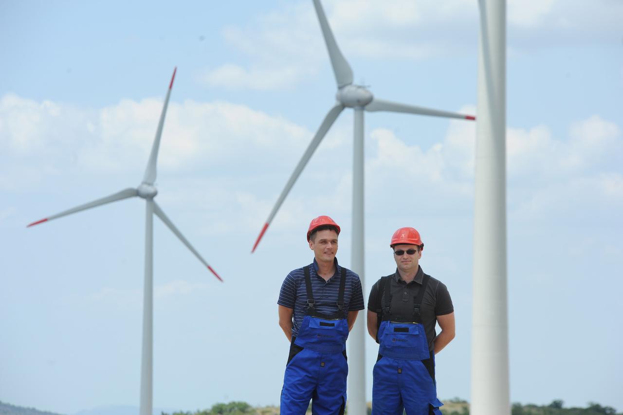 05.06.2014., Danilo -  Tvrtka RP Global otvorila je vjetroelektranu, Danilo-Velika Glava, Bubrig i Crni Vrh u blizi Sibenika. Ta vjetroelektrana s 19 vjetroturbinskih generatora, ukupne snage 43,7Mw, proizvodit ce oko 100 GWh elektricne energije godisnje.