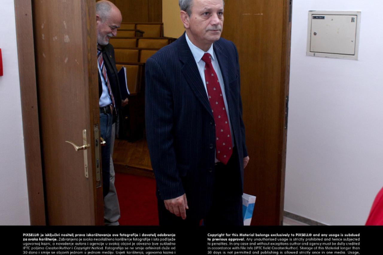 '15.03.2013., Zagreb - Zastupnici SDP-a izlaze sa sjednice Kluba u Hrvatskom saboru. Zeljko Sabo.  Photo: Patrik Macek/PIXSELL'