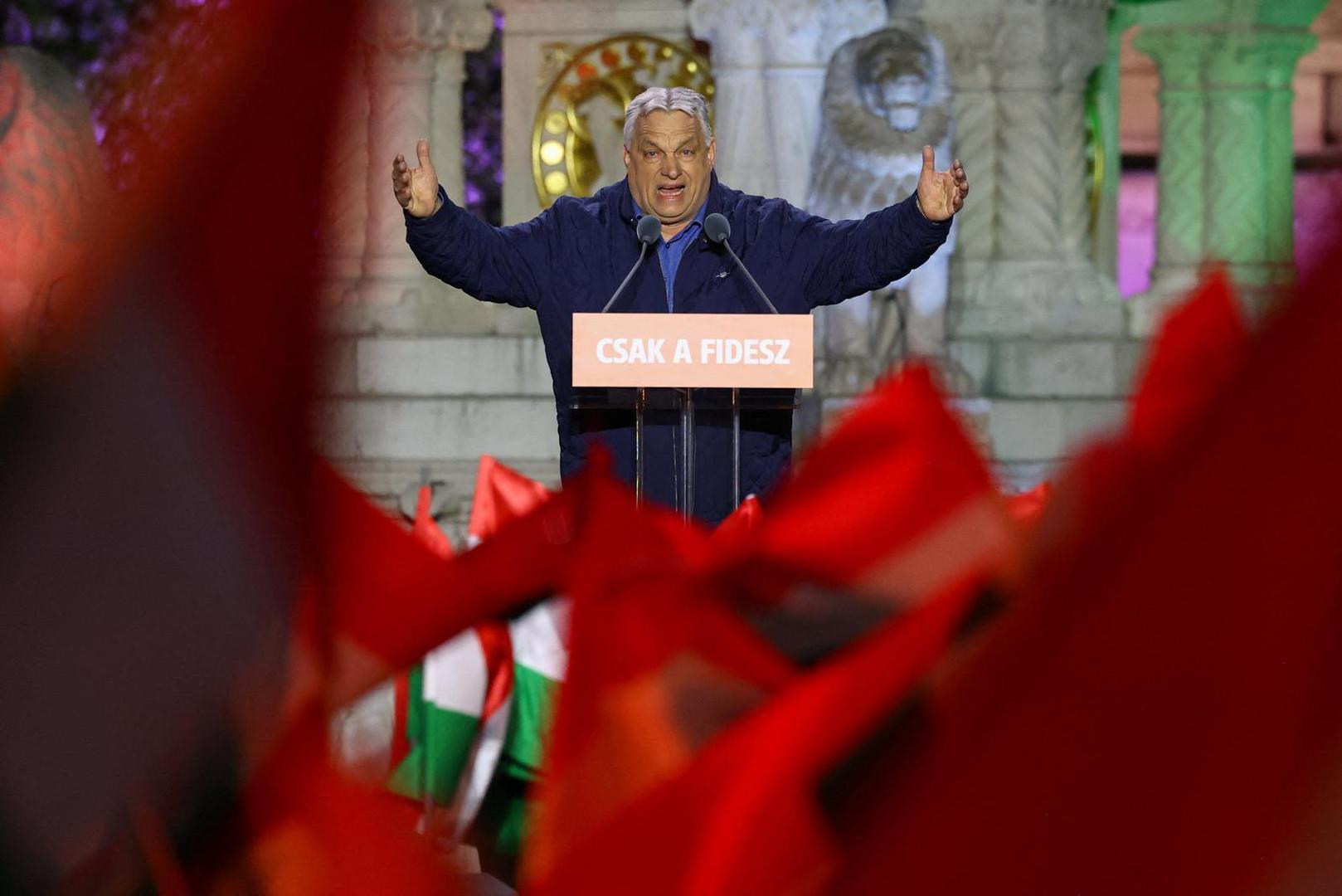 Na izborima 2002. godine Fidesz je izgubio na parlamentarnim izborima, a Orbán je ubrzo nakon toga izabran za potpredsjednika Europske pučke stranke. Na izborima koji su uslijedili 2010. godine, nakon teškog gospodarskog kolapsa 2008., Orbán je ponovno postao premijer.

