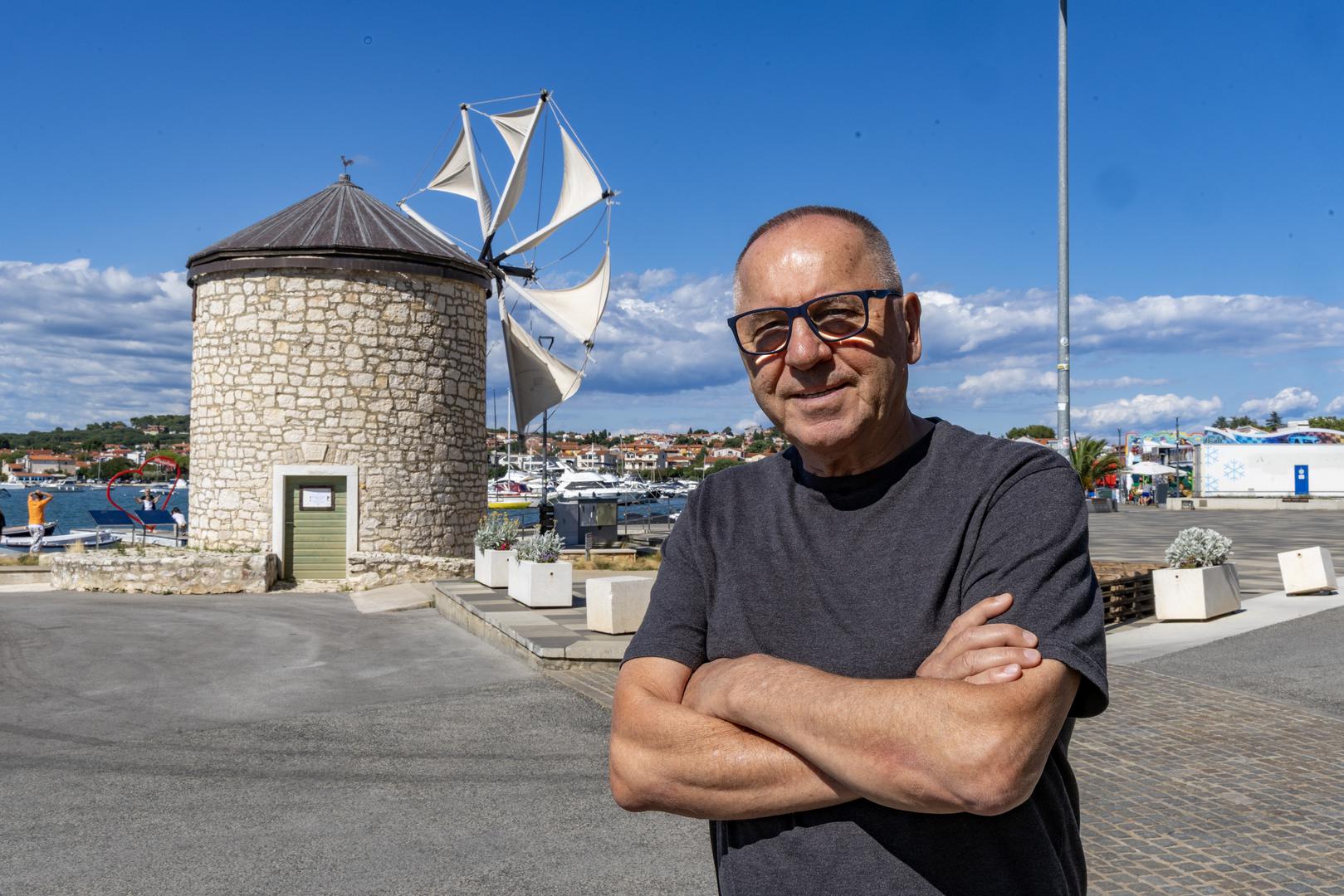 Aldo Dobrovac: Nezaboravno kupanje je na otoku Ceja, taksi brodovi kreću s rive, a tamo se gost
osjeća kao Robinzon. Lijepo je i na otoku Levanu. Tko se voli valjati u pijesku, idealna mu je naša
slavna medulinska plaža Bijeca
