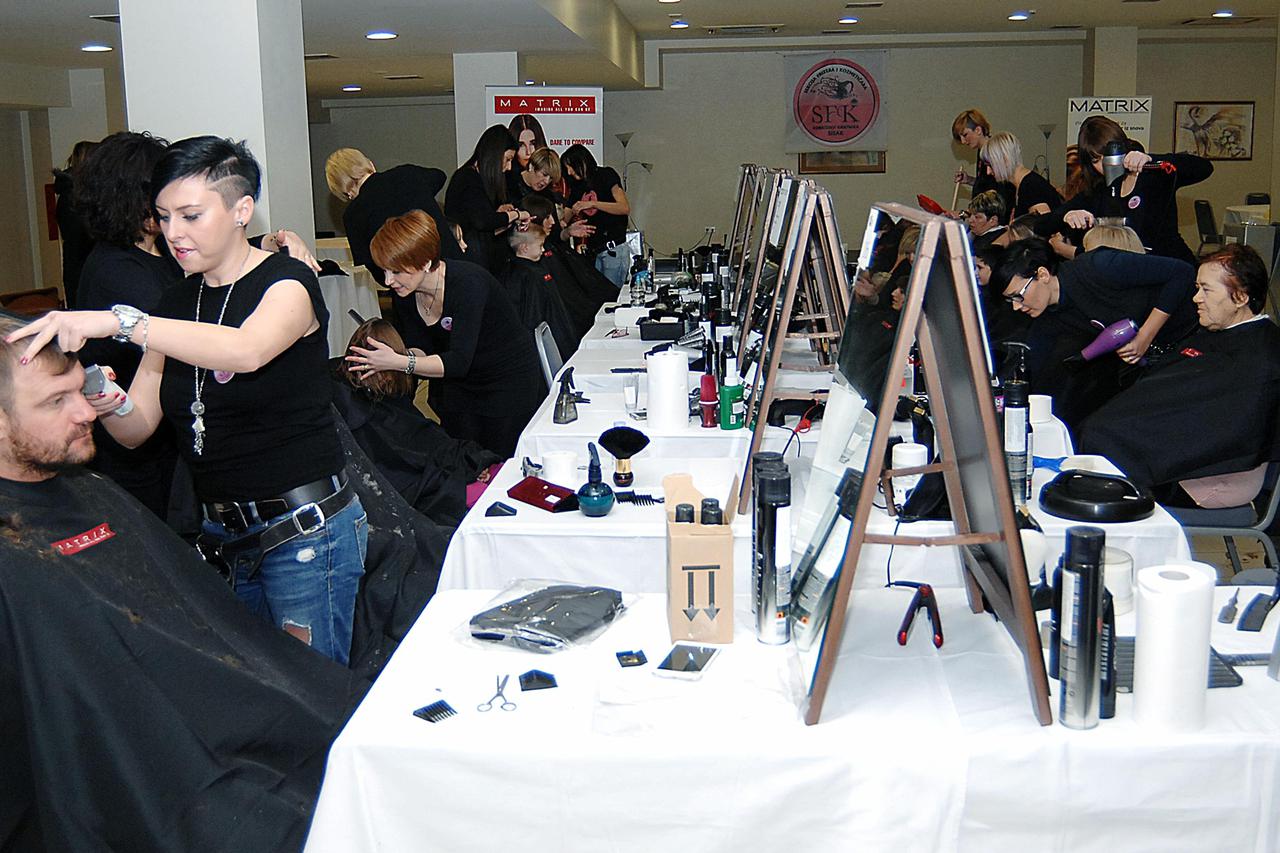 Sisački frizeri u akciji humanitarnog šišanja