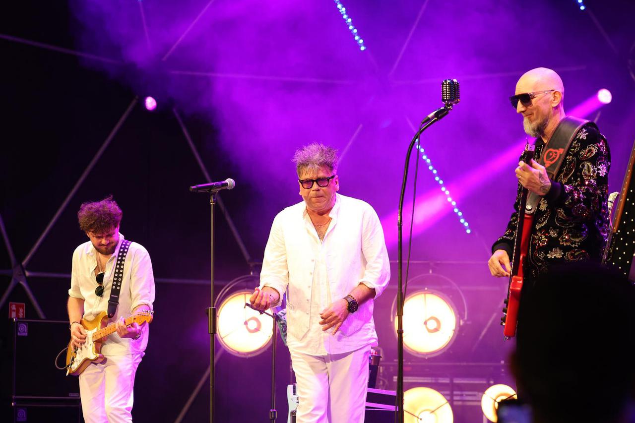 Vodice: Na prvoj ve?eri CMC festivala nastupili su Crvena jabuka i Žera