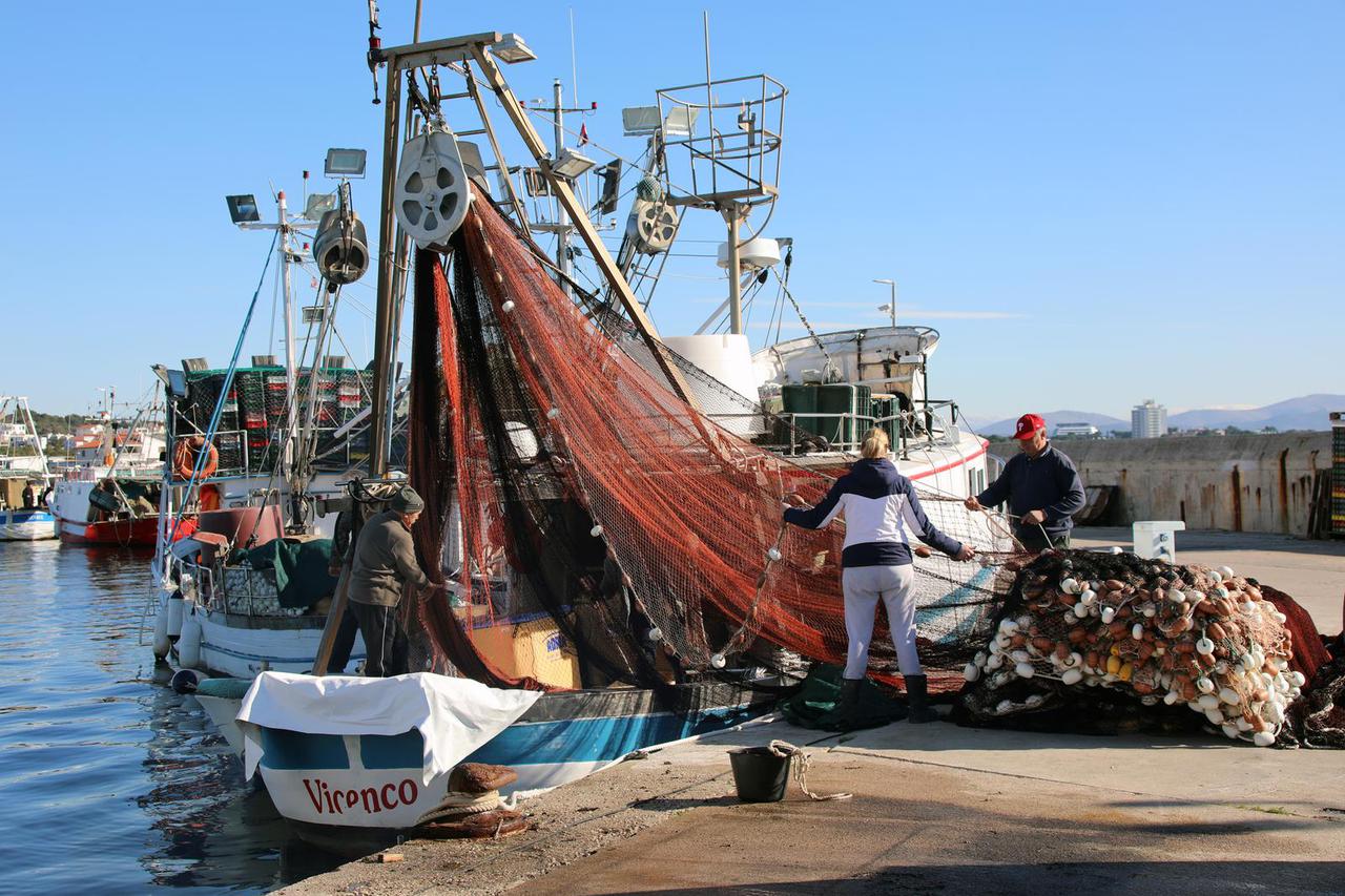 Tribunjski ribari koriste lovostaj kako bi popravili i provjerili svoje brodice