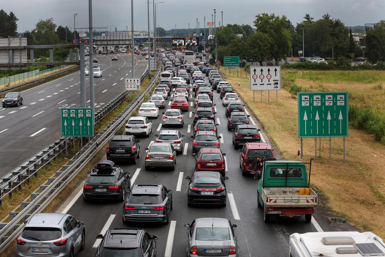 Zagreb: Kolona od sedam kilometara na naplatnoj postaji Lučko u smjeru mora