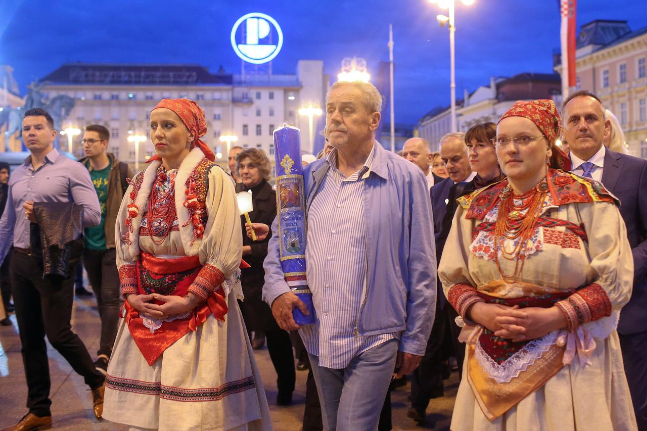 Koncert Miroslava Škore kod fontana ispred NSK
