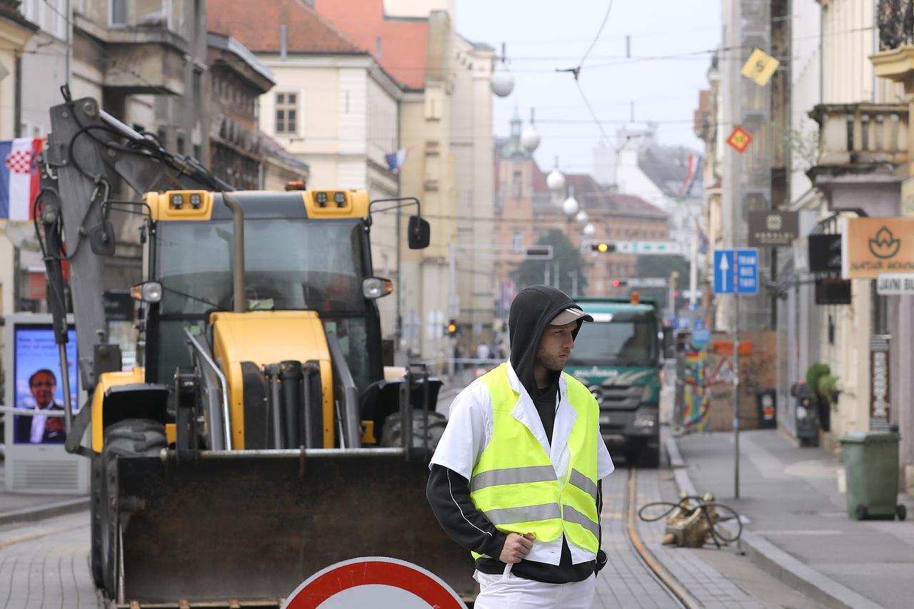 Požar u Frankopanskoj - pri sanaciji vodovodne cijevi probijena je i plinska, bagerist u bolnici