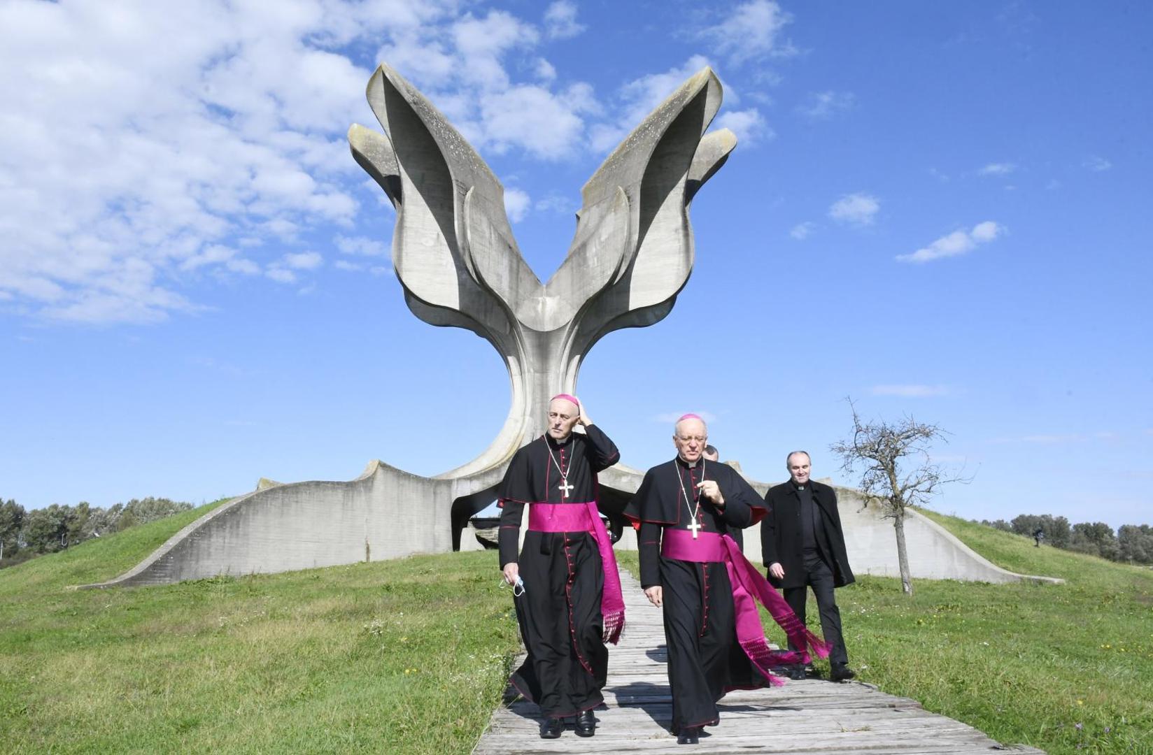 14.10.2020., Jasenovac - Apostolski nuncij u Republici Hrvatskoj nadbiskup Giorgio Lingua u sklopu posjete Pozeskoj biskupiji posjetio je i Jasenovac. Nuncij Lingua u pratnji pozeskog biskupa Antuna Skvorcevica pohodio je Jasenovac te u zupnoj crkvi Uznesenja BDM i sv. Nikole Biskupa predvodi0 molitvu za sve zrtve totalitarnih rezima 20. stoljeca koje su neduzno stradale u jasenovackom logoru i drugim mjestima. Na molitvi je sudjelovati i pakracko-slavonski episkop Jovan Culibrk. Nakon programa u jasenovackoj crkvi, nuncija i biskupa Skvorcevica je u jasenovackom manastiru primio episkop Jovan.Photo: Nikola Cutuk/PIXSELL