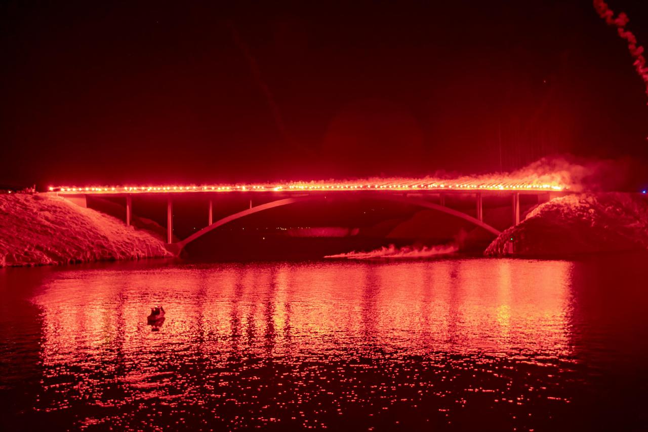 Pag: Na Paškom mostu velikom bakljadom obilježen 111. rođendan Hajduka