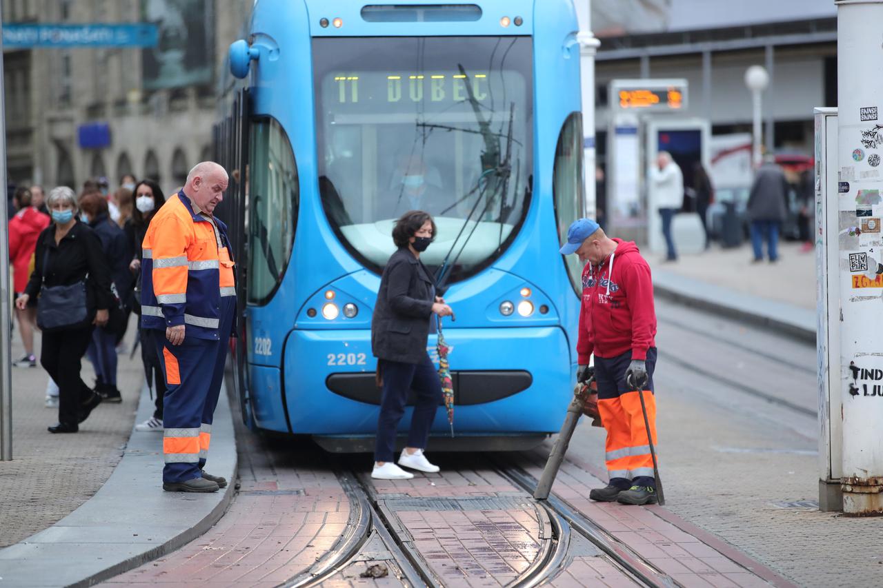 Zagreb: Zaposlenici ZET-a čiste tračnice