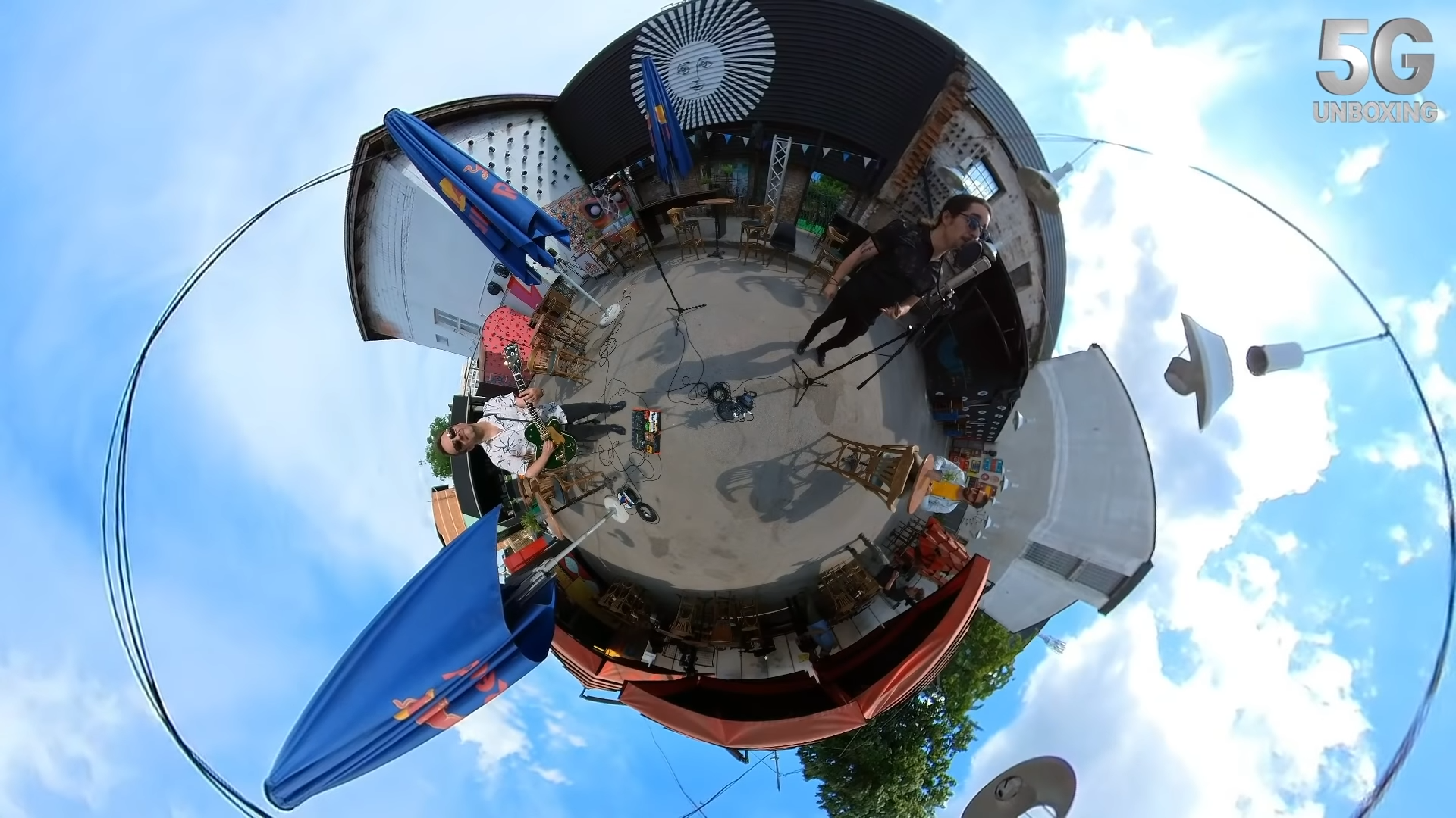 Igor Drvenkar i Ante Gelo održali su za 5G UNBOXING u dvorištu u centru Zagreba koncert snimljen u 360 stupnjeva i u 4K rezoluciji koji je streaman 5G mrežom na brzini većoj od 1 gigabita u sekundi 