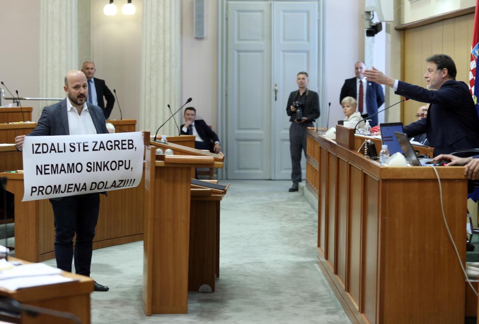 18.05.2020., Zagreb - Sabor je zadnji dan rada 9. saziva poceo iznosenjem stajalista zastupnika, a glasovanje o raspravljenim tockama dnevnog reda i raspustanju Sabor. Gordan Maras, Gordan Jandrokovic. Photo: Patrik Macek/PIXSELL