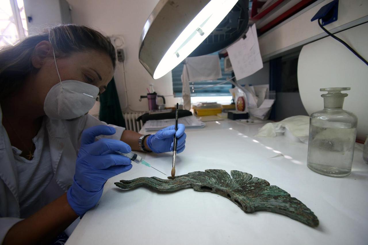 GREECE-ATHENS NATIONAL ARCHAEOLOGICAL MUSEUM-CONSERVATORS