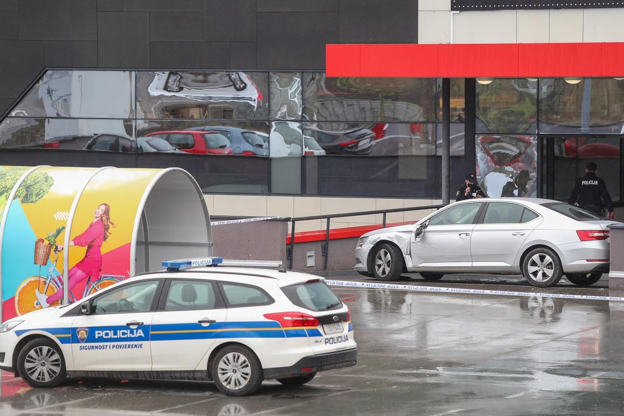 Zagreb: Automobilom se zabio u trgovački centar Meridijan