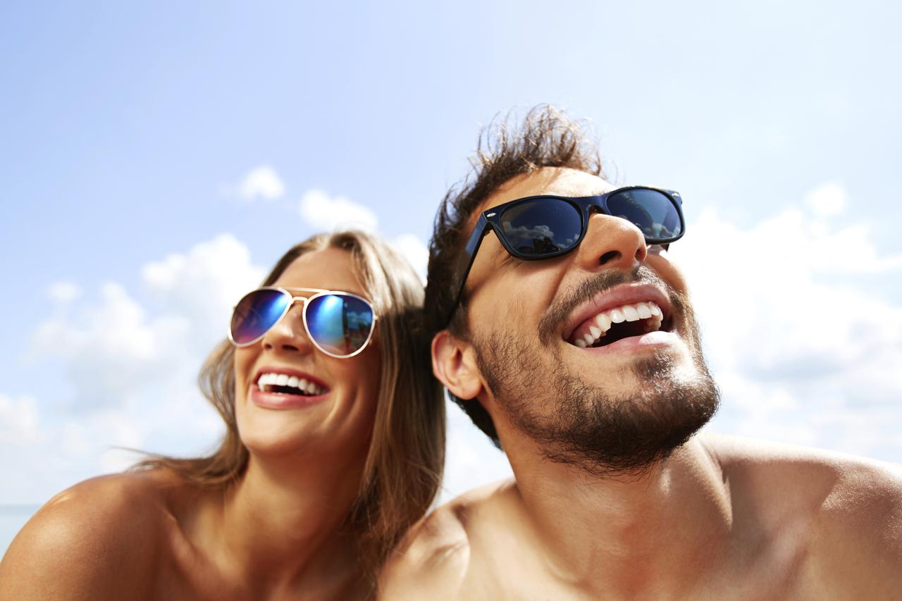 Par sa sunčanim naočalama